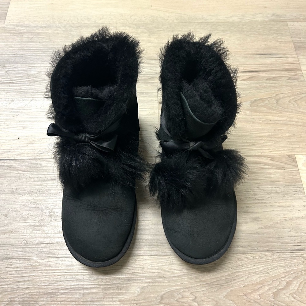 UGG Boots Gita Black Suede Pom Pom Bow Women Sz 7 Sheepskin Comfort Cozy Ankle - Picture 7 of 13